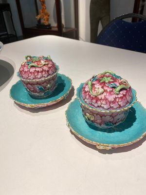 Een fraai paar Chinese famille rose 'lotus' dekselkommen op onderschotels, Qianlong — foto 2