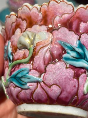 Een fraai paar Chinese famille rose 'lotus' dekselkommen op onderschotels, Qianlong — foto 24