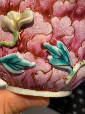 Een fraai paar Chinese famille rose 'lotus' dekselkommen op onderschotels, Qianlong — foto 25