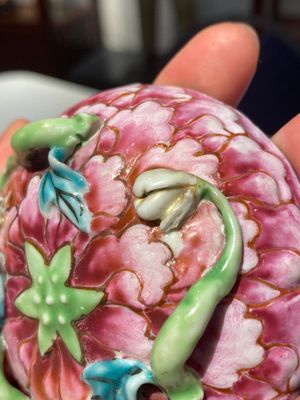 Een fraai paar Chinese famille rose 'lotus' dekselkommen op onderschotels, Qianlong — foto 8