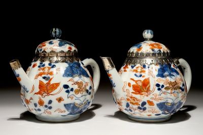 Een fraai paar Chinese Imari-stijl theepotten met deksels en zilveren montuur, Kangxi