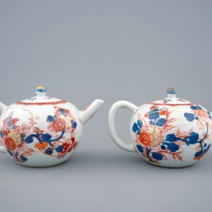 Een fraai paar Chinese Imari-stijl theepotten met deksels, Kangxi — foto 3