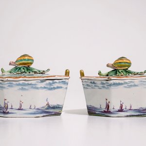 Een fraai paar Delftse polychrome petit feu botervloten met slakken als dekselknoppen, 18e eeuw — foto 2