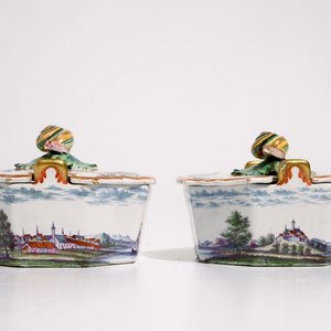 Een fraai paar Delftse polychrome petit feu botervloten met slakken als dekselknoppen, 18e eeuw — foto 3