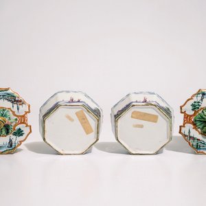 Een fraai paar Delftse polychrome petit feu botervloten met slakken als dekselknoppen, 18e eeuw — foto 7