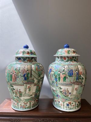 Een fraai paar grote Chinese famille verte dekselvazen, Kangxi — foto 1