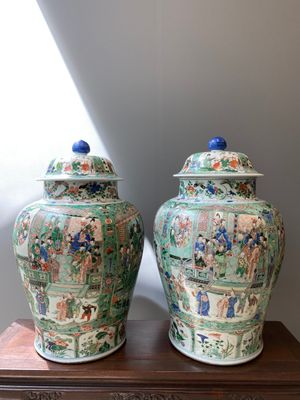 Een fraai paar grote Chinese famille verte dekselvazen, Kangxi — foto 2