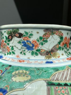 Een fraai paar grote Chinese famille verte dekselvazen, Kangxi — foto 21
