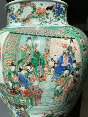 Een fraai paar grote Chinese famille verte dekselvazen, Kangxi — foto 24
