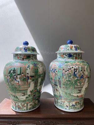 Een fraai paar grote Chinese famille verte dekselvazen, Kangxi — foto 3