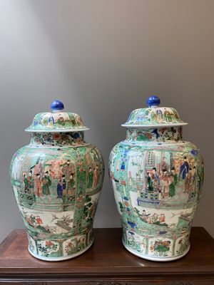 Een fraai paar grote Chinese famille verte dekselvazen, Kangxi — foto 4
