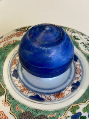Een fraai paar grote Chinese famille verte dekselvazen, Kangxi — foto 43