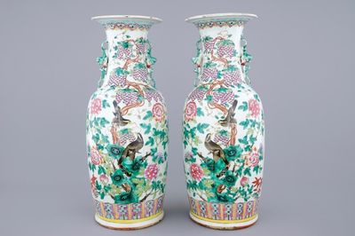 Een fraai paar grote famille rose vazen met decor van vogels, druiven en bloemen, 19e eeuw