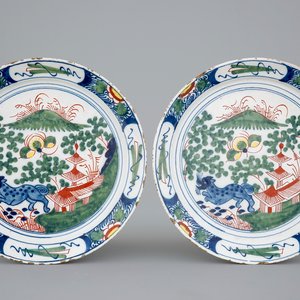 Een fraai paar polychrome Delftse borden met chinoiseriedecor, 18e eeuw — foto 1