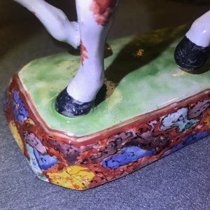 Een fraai paar polychrome Delftse petit feu en vergulde modellen van paarden, 1e helft 18e eeuw — foto 11