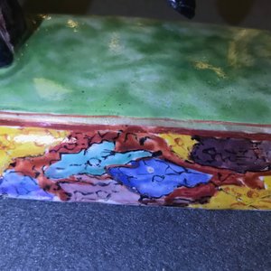 Een fraai paar polychrome Delftse petit feu en vergulde modellen van paarden, 1e helft 18e eeuw — foto 16