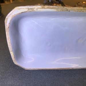 Een fraai paar polychrome Delftse petit feu en vergulde modellen van paarden, 1e helft 18e eeuw — foto 17