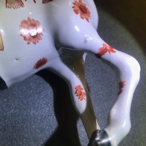 Een fraai paar polychrome Delftse petit feu en vergulde modellen van paarden, 1e helft 18e eeuw — foto 20