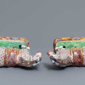 Een fraai paar polychrome Delftse petit feu en vergulde modellen van paarden, 1e helft 18e eeuw — foto 6