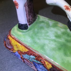 Een fraai paar polychrome Delftse petit feu en vergulde modellen van paarden, 1e helft 18e eeuw — foto 8