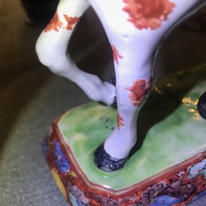 Een fraai paar polychrome Delftse petit feu en vergulde modellen van paarden, 1e helft 18e eeuw — foto 10