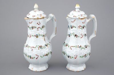 Een fraai paar polychrome en bianco sopra bianco kannetjes met deksel, 18e eeuw, Noord-Frankrijk