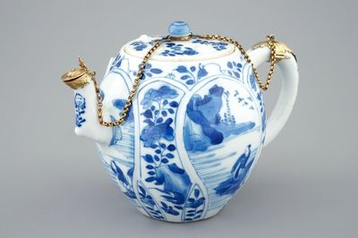 Een fraaie blauw-witte Chinese theepot met deksel en verguld zilveren montuur, Kangxi