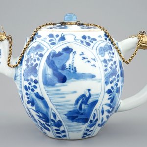 Een fraaie blauw-witte Chinese theepot met deksel en verguld zilveren montuur, Kangxi — foto 2