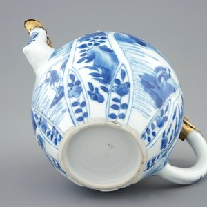 Een fraaie blauw-witte Chinese theepot met deksel en verguld zilveren montuur, Kangxi — foto 7