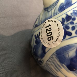 Een fraaie blauw-witte Chinese theepot met deksel en verguld zilveren montuur, Kangxi — foto 9