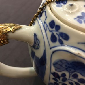 Een fraaie blauw-witte Chinese theepot met deksel en verguld zilveren montuur, Kangxi — foto 10