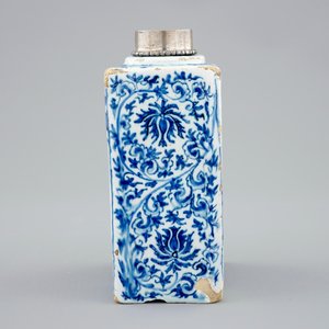 Een fraaie blauw-witte chinoiserie theebus in Kangxi-stijl, Delft, ca. 1700 — foto 5