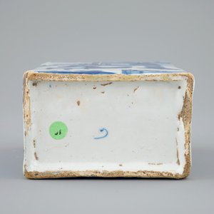Een fraaie blauw-witte chinoiserie theebus in Kangxi-stijl, Delft, ca. 1700 — foto 6