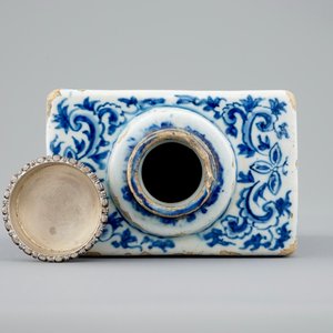 Een fraaie blauw-witte chinoiserie theebus in Kangxi-stijl, Delft, ca. 1700 — foto 8