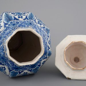 Een fraaie blauw-witte Delfts aardewerken dekselvaas, 17e eeuw — foto 5