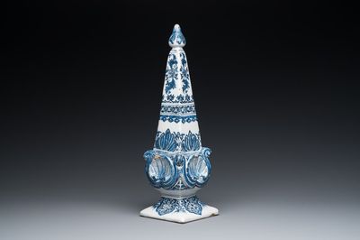 Een fraaie blauw-witte Delftse obelisk, eind 17e eeuw