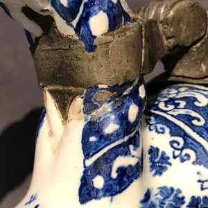 Een fraaie blauwwitte Delftse getorsadeerde kan met dubbele tinmontuur, 2e helft 17e eeuw — foto 11