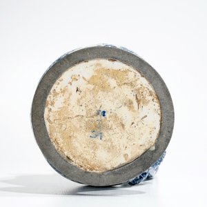 Een fraaie blauwwitte Delftse getorsadeerde kan met dubbele tinmontuur, 2e helft 17e eeuw — foto 5