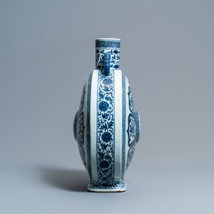 Een fraaie Chinese blauw-witte 'Bajixiang' moon flask vaas, Qianlong merk, 19e eeuw — foto 2