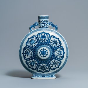 Een fraaie Chinese blauw-witte 'Bajixiang' moon flask vaas, Qianlong merk, 19e eeuw — foto 3