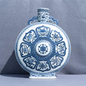 Een fraaie Chinese blauw-witte 'Bajixiang' moon flask vaas, Qianlong merk, 19e eeuw — foto 31