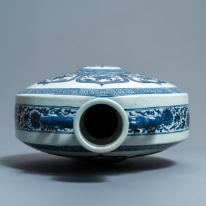 Een fraaie Chinese blauw-witte 'Bajixiang' moon flask vaas, Qianlong merk, 19e eeuw — foto 5