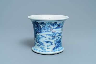 Een fraaie Chinese blauw-witte en koperrode 'Master of the Rocks' penselenbeker, Kangxi