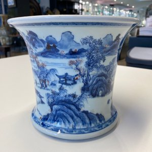 Een fraaie Chinese blauw-witte en koperrode 'Master of the Rocks' penselenbeker, Kangxi — foto 25