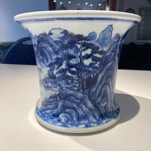 Een fraaie Chinese blauw-witte en koperrode 'Master of the Rocks' penselenbeker, Kangxi — foto 29