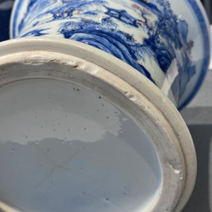 Een fraaie Chinese blauw-witte en koperrode 'Master of the Rocks' penselenbeker, Kangxi — foto 42
