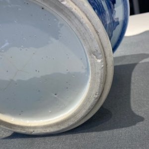 Een fraaie Chinese blauw-witte en koperrode 'Master of the Rocks' penselenbeker, Kangxi — foto 43