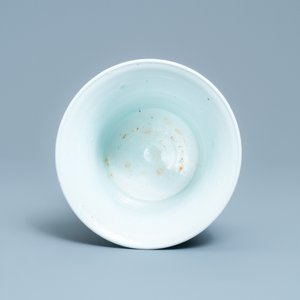 Een fraaie Chinese blauw-witte en koperrode 'Master of the Rocks' penselenbeker, Kangxi — foto 8