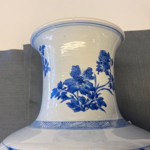 Een fraaie Chinese blauw-witte rouleau vaas met figuratieve panelen, Kangxi — foto 17
