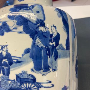 Een fraaie Chinese blauw-witte rouleau vaas met figuratieve panelen, Kangxi — foto 18